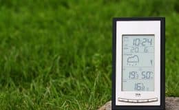 Wetterstation Hygrometer steht am Stein auf dem Rasen